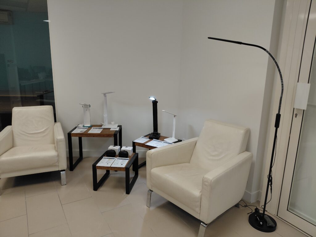 Coin d'essai des lampes basse vision avec fauteuils confortables chez Horizon Clair