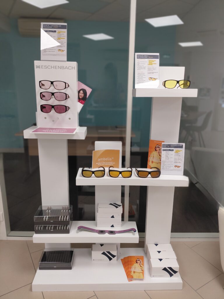 Présentoir de lunettes et filtres basse vision Eschenbach dans la boutique Horizon Clair