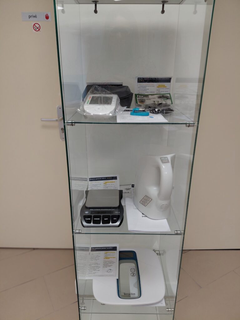 Vitrine d'aides à la vie quotidienne pour malvoyants dans la boutique Horizon Clair