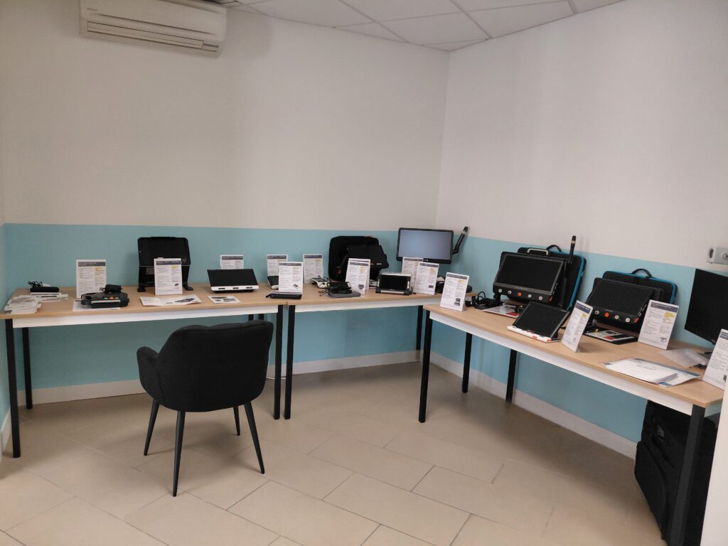 Salle de démonstration des téléagrandisseurs, tablettes, loupes électroniques chez Horizon Clair