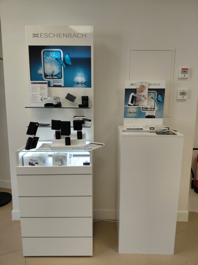 Présentoir de loupes optiques et électroniques Eschenbach dans la boutique Horizon Clair