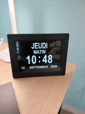 Horloge calendrier malvoyant à grands caractères avec heure jour et date